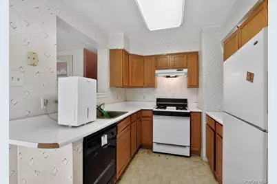 623 Ilyssa Way, New York, NY 10312 - Photo 12