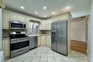 23 Center Dr, New Hyde Park, NY 11040 - Photo 8