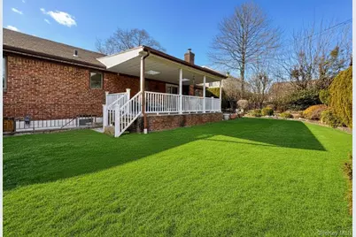 23 Center Drive, New Hyde Park, NY 11040 - Photo 2