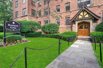 2 Westchester Avenue #3Q, White Plains, NY 10601 - Photo 1