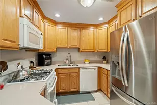 138 Brattle Cir, Melville, NY 11747 - Photo 8