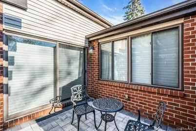 304 Aerie Court, Manhasset, NY 11030 - Photo 4