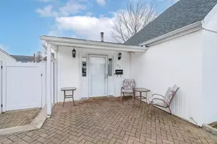 24 Glow Ln, Hicksville, NY 11801 - Photo 2