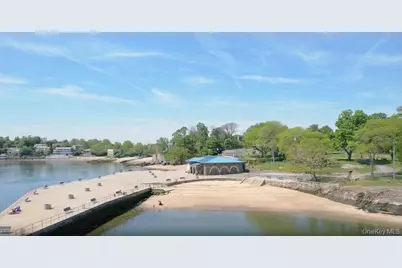 25 Winchester Oval, New Rochelle, NY 10805 - Photo 18