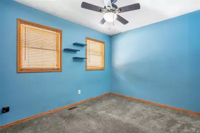 195 Norma Avenue, West Islip, NY 11795 - Photo 16