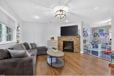 10 Lee Gray Court, Glen Cove, NY 11542 - Photo 4