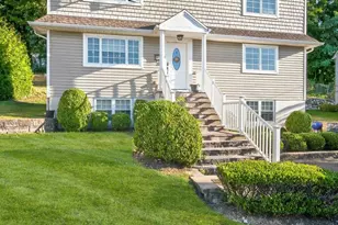 10 Lee Gray Ct, Glen Cove, NY 11542 - Photo 2