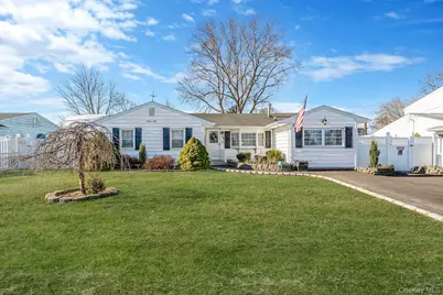 28 Pamela Lane, Selden, NY 11784 - Photo 2