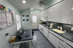 946 Manor Ln, Bay Shore, NY 11706 - Photo 8