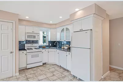 137 Charles Street, Lynbrook, NY 11563 - Photo 10