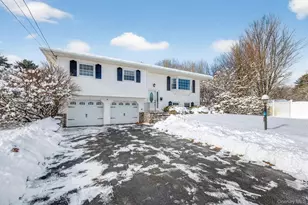 2 Blue Hills Ct, Saugerties, NY 12477 - Photo 2