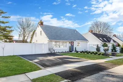 616 Kenmore Avenue, Copiague, NY 11726 - Photo 2