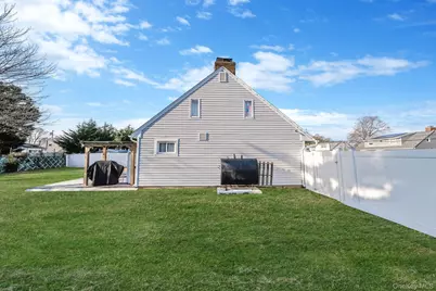 616 Kenmore Avenue, Copiague, NY 11726 - Photo 6