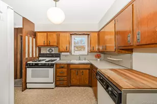 2 Parkview Pl, Elmont, NY 11003 - Photo 10