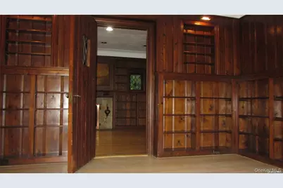 100 Hicks Lane, Great Neck, NY 11024 - Photo 16