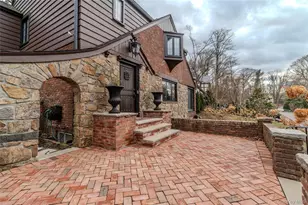 15 Sinclair Martin Dr, Roslyn, NY 11576 - Photo 2