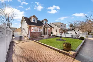 215 Rudolf Rd, Mineola, NY 11501 - Photo 2