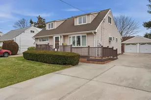 47 Vincent Rd, Hicksville, NY 11801 - Photo 2