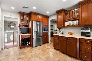 152 Keswick Dr, East Islip, NY 11730 - Photo 6