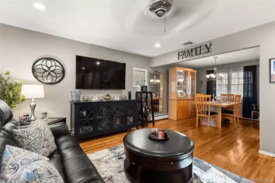 152 Keswick Drive, East Islip, NY 11730 - Photo 4