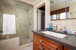 19 Amherst Rd, Great Neck, NY 11021 - Photo 20