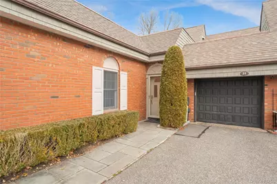 31 Admirals Drive E, Bay Shore, NY 11706 - Photo 2