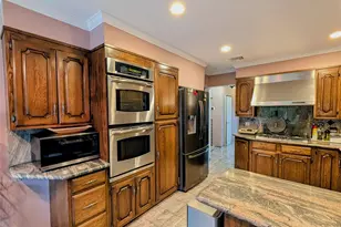 97 Gilmar Ln, Roslyn Heights, NY 11577 - Photo 10