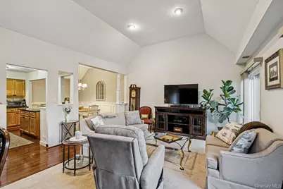 4 Southgate Circle, Massapequa Park, NY 11762 - Photo 8