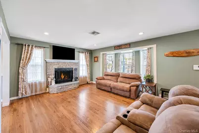 346 Victory Drive, Ronkonkoma, NY 11779 - Photo 6