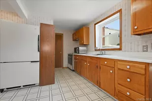 2522 Hewlett Ln, Bellmore, NY 11710 - Photo 4