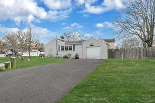 9 Maple Rd, Middle Island, NY 11953 - Photo 4