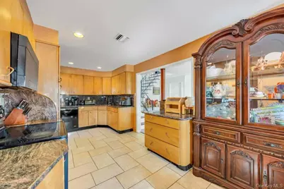 3 Avelaine Court, Babylon, NY 11702 - Photo 10