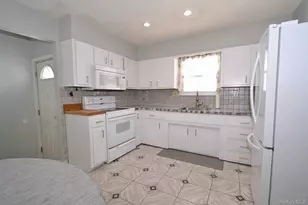 9 Tory Ct, Holbrook, NY 11741 - Photo 4