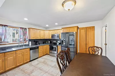 12 Yellowstone Court, Coram, NY 11727 - Photo 10