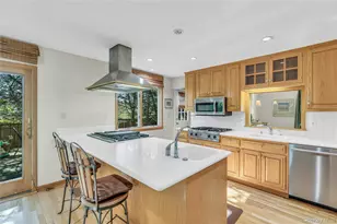 306 Versa Pl, Sayville, NY 11782 - Photo 8