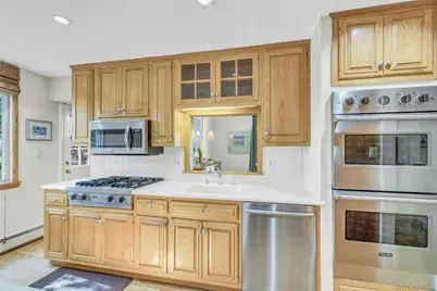 306 Versa Place, Sayville, NY 11782 - Photo 10