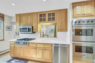306 Versa Pl, Sayville, NY 11782 - Photo 10