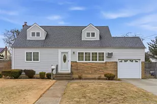 14 Starlight Ct, West Babylon, NY 11704 - Photo 2