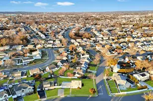 15 Autumn Ln, Hicksville, NY 11801 - Photo 6