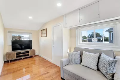 8 Autumn Lane, Hicksville, NY 11801 - Photo 18