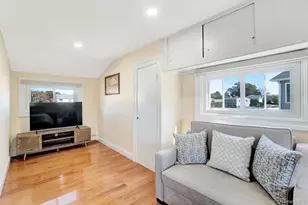 8 Autumn Ln, Hicksville, NY 11801 - Photo 18