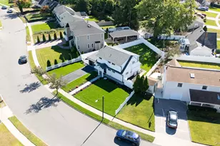 8 Autumn Ln, Hicksville, NY 11801 - Photo 30