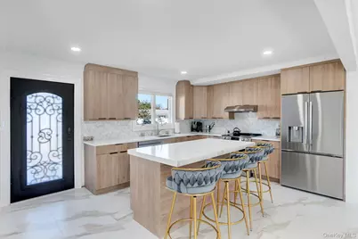 8 Autumn Lane, Hicksville, NY 11801 - Photo 4