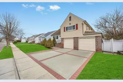 7 N Terrace Place, Valley Stream, NY 11580 - Photo 2