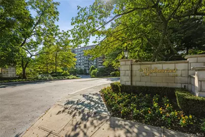 100 Hilton Avenue #901, Garden City, NY 11530 - Photo 2