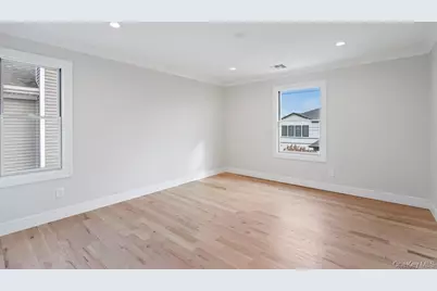 35 Main Parkway, Plainview, NY 11803 - Photo 28