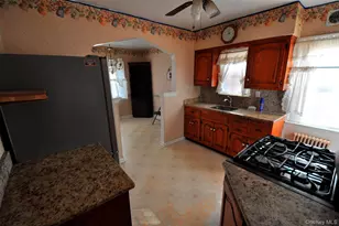 415 Lowell Ave, New Hyde Park, NY 11040 - Photo 4