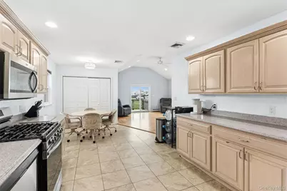 276 Hudson Avenue, Freeport, NY 11520 - Photo 8