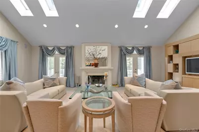 17 Evergreen Circle, Manhasset, NY 11030 - Photo 4