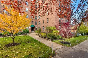 52-24 65th Pl, Maspeth, NY 11378 - Photo 2